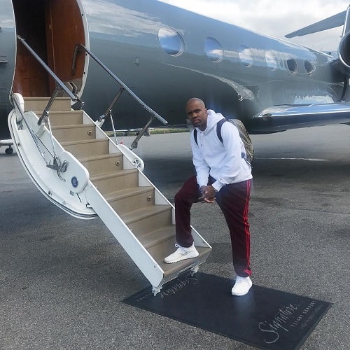 A picture of Rapper Consequence about to travel via flight.